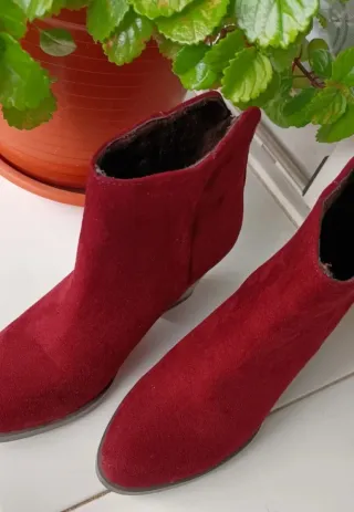 Botines rojos de ante
