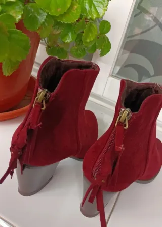 Botines rojos de ante