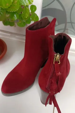 Botines rojos de ante