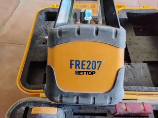 Nivel láser rotativo FRE207 con trípode autonivela