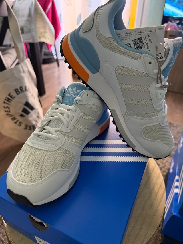 Zapatillas Adidas ZX 700 HDJ Blancas y Azules