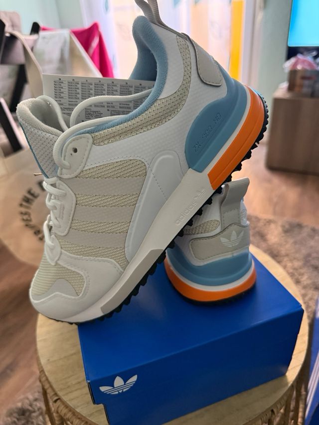 Zapatillas Adidas ZX 700 HDJ Blancas y Azules