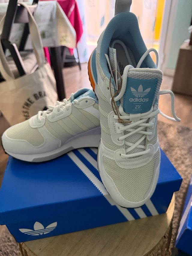 Zapatillas Adidas ZX 700 HDJ Blancas y Azules