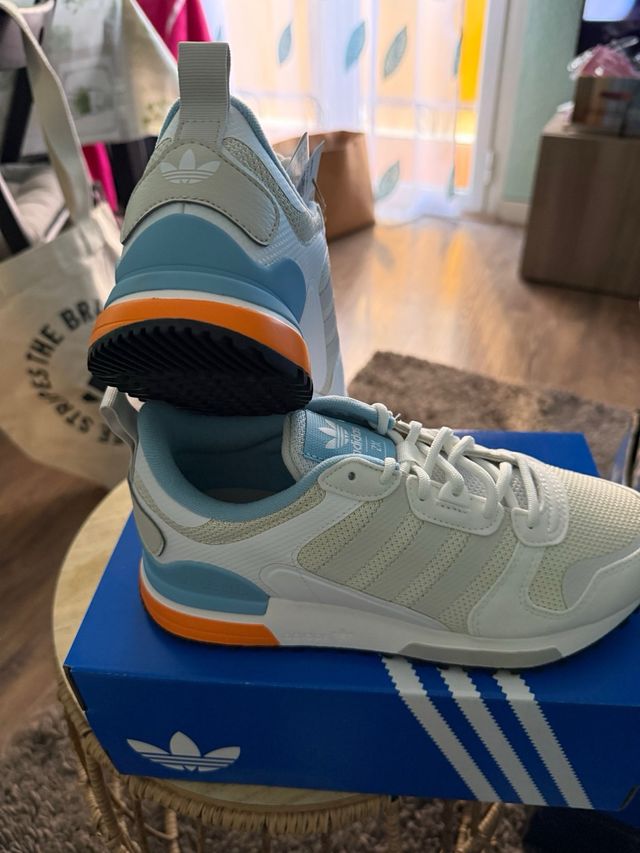 Zapatillas Adidas ZX 700 HDJ Blancas y Azules