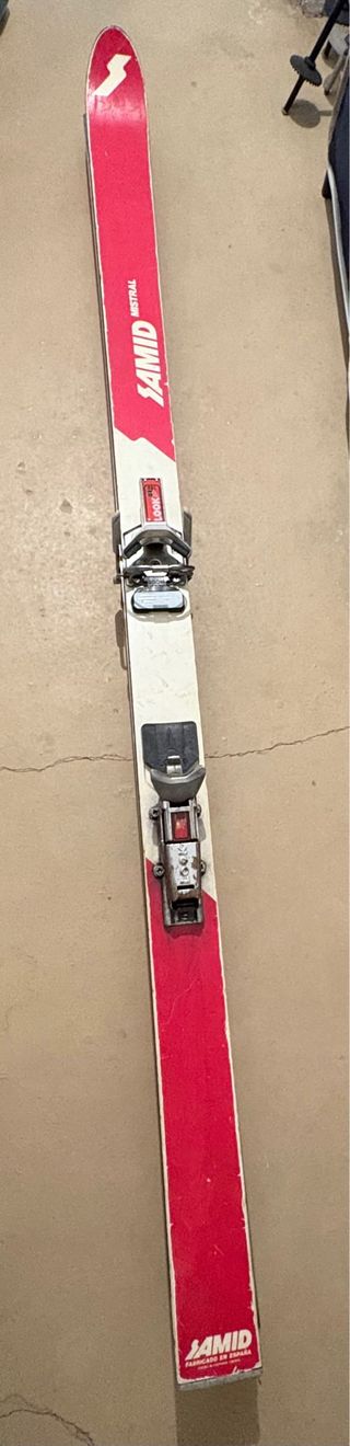 Esquís SAMID con fijaciones miden 1,60 cms