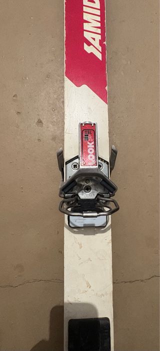 Esquís SAMID con fijaciones miden 1,60 cms