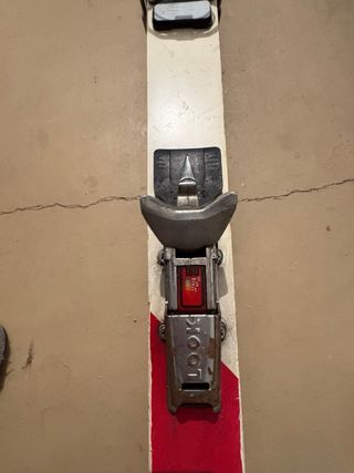 Esquís SAMID con fijaciones miden 1,60 cms