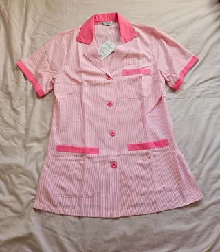 Casaca de trabajo rosa con bolsillos