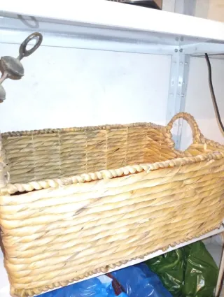 Cesta de mimbre beige y marrón ideal para eventos