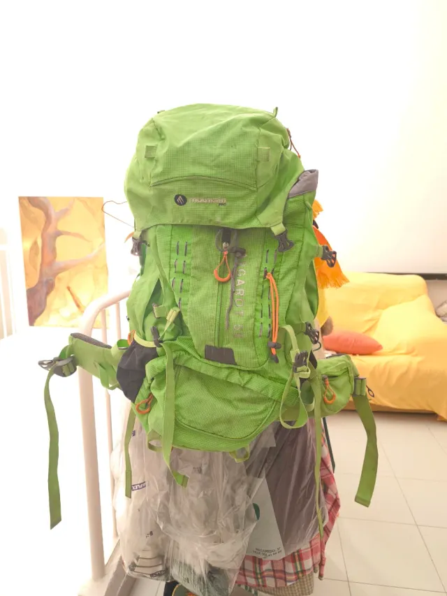 Mochila de viaje verde y naranja