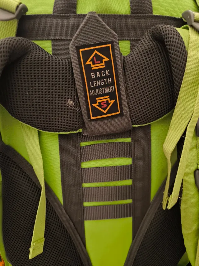 Mochila de viaje verde y naranja