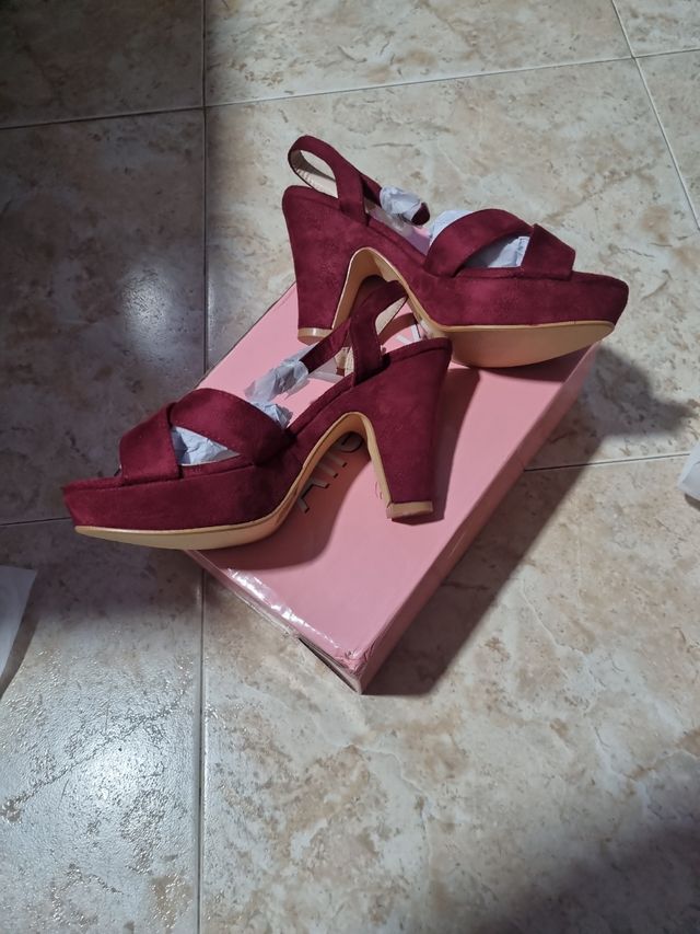 Sandalias tacón plataforma.Borgoña