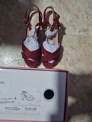 Sandalias tacón plataforma.Borgoña