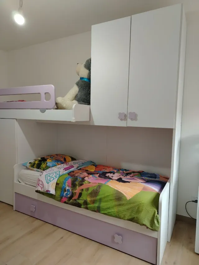 Cameretta a ponte bianca e lilla – 3 letti