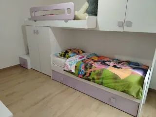 Cameretta a ponte bianca e lilla – 3 letti