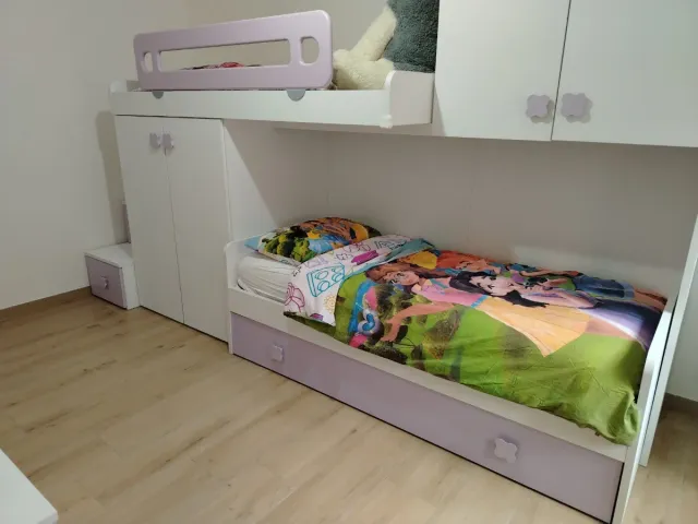 Cameretta a ponte bianca e lilla – 3 letti