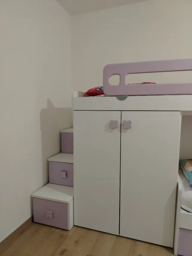 Cameretta a ponte bianca e lilla – 3 letti