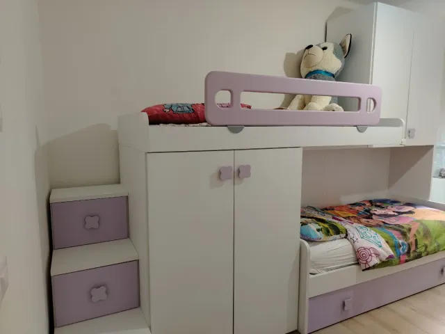 Cameretta a ponte bianca e lilla – 3 letti