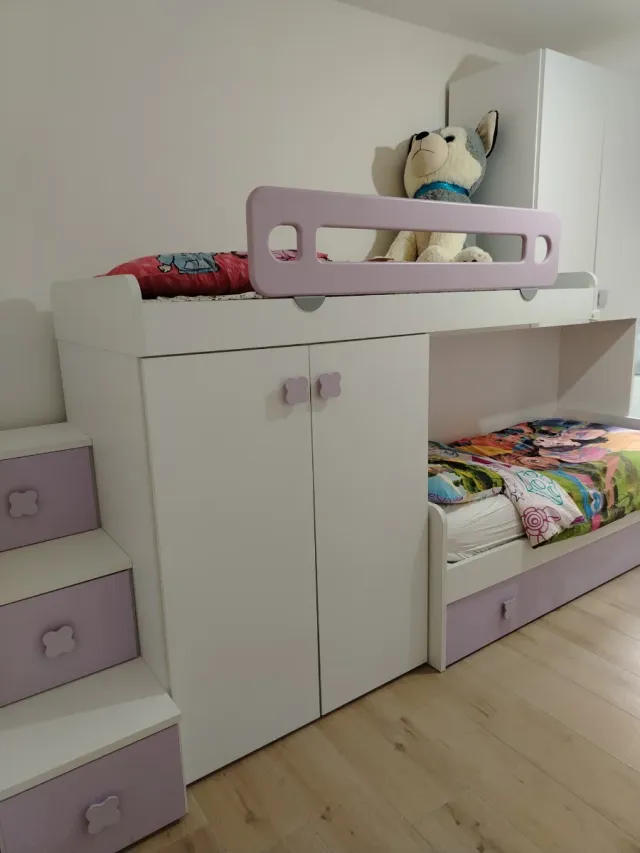 Cameretta a ponte bianca e lilla – 3 letti