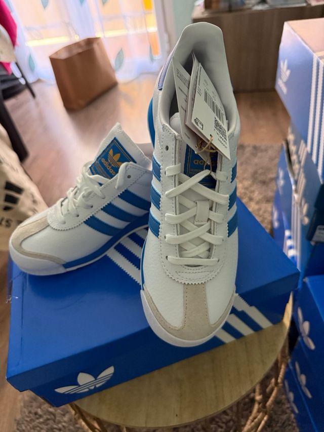 Zapatillas Adidas Blancas y Azules modelo Samoa J