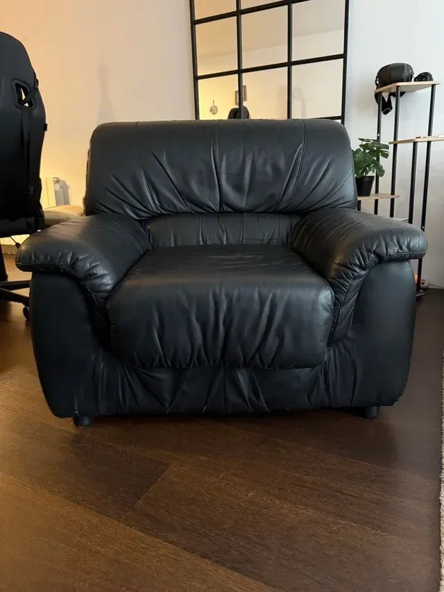 Poltrona antica in pelle nera