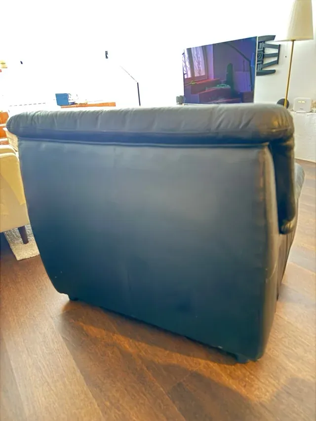 Poltrona antica in pelle nera