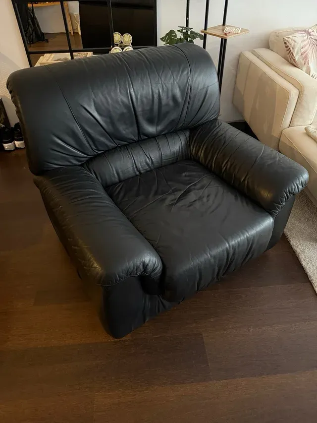 Poltrona antica in pelle nera