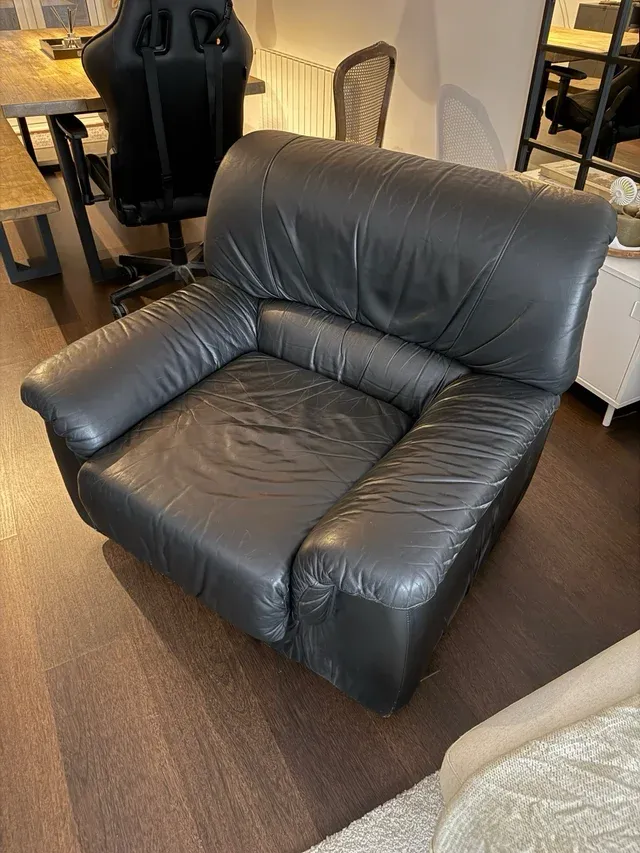 Poltrona antica in pelle nera