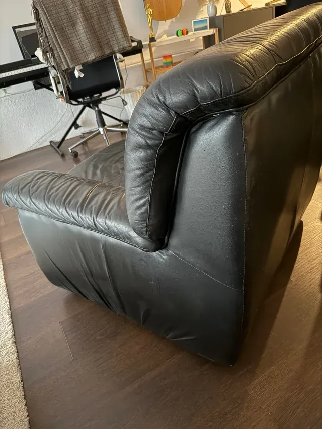 Poltrona antica in pelle nera