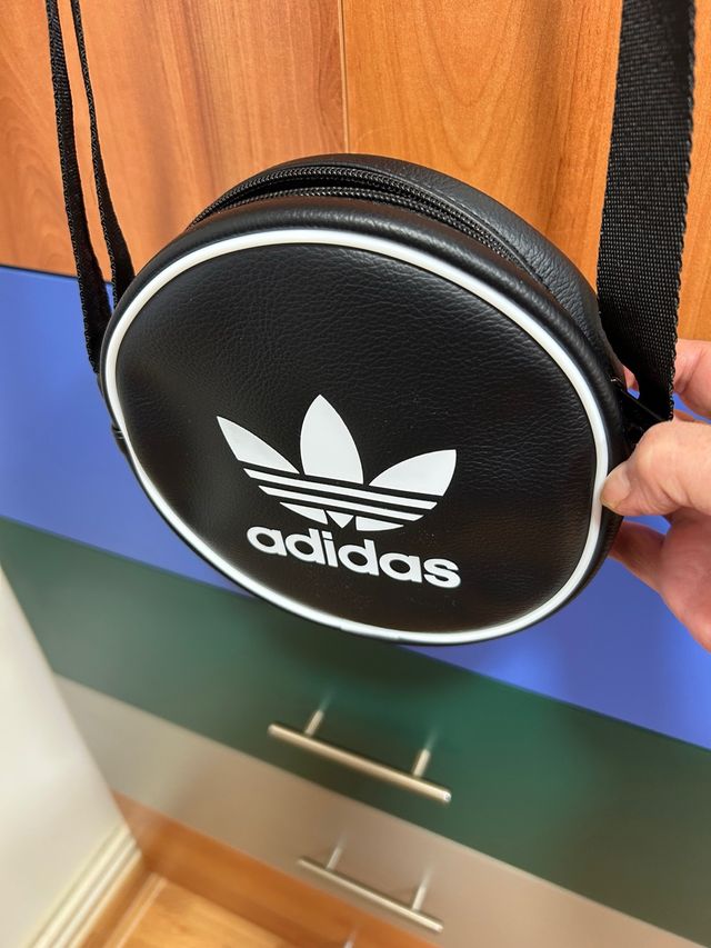 Bolso Adidas redondo negro sin estrenar