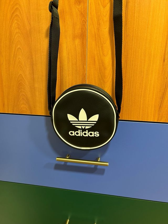 Bolso Adidas redondo negro sin estrenar