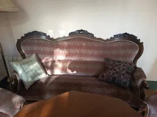 Sofá y 2 butacas antiguas con mesa de centro