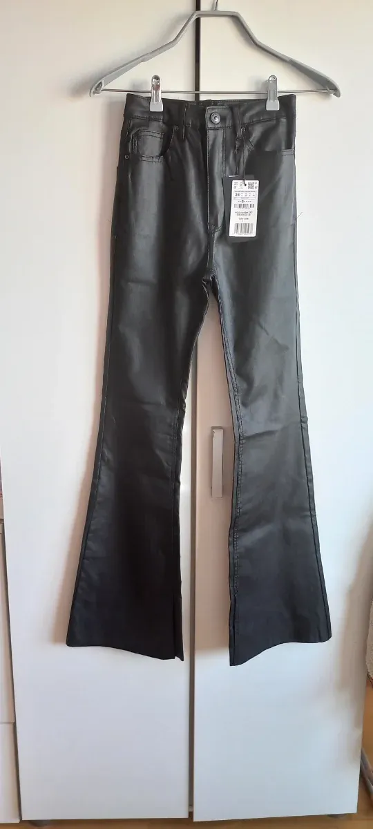 Pantalón efecto piel campana