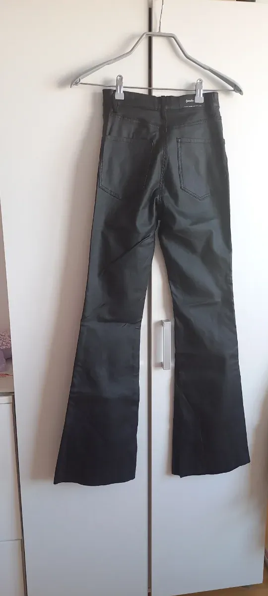 Pantalón efecto piel campana