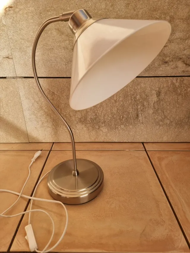 Flexo de mesa plateado y blanco