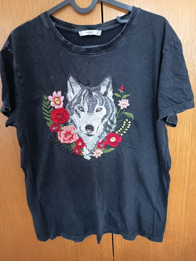Camiseta Negra T.L Lobo y Flores Bordadas