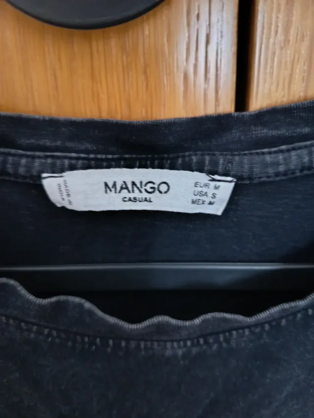 Camiseta Negra T.L Lobo y Flores Bordadas