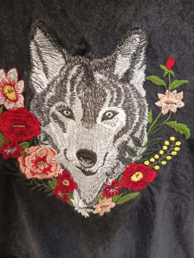 Camiseta Negra T.L Lobo y Flores Bordadas