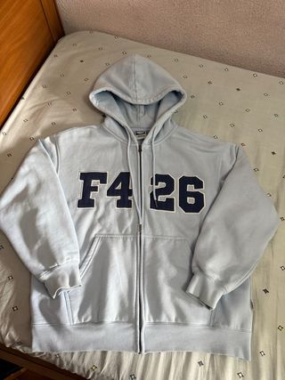 Chaqueta con cremallera y logo F426