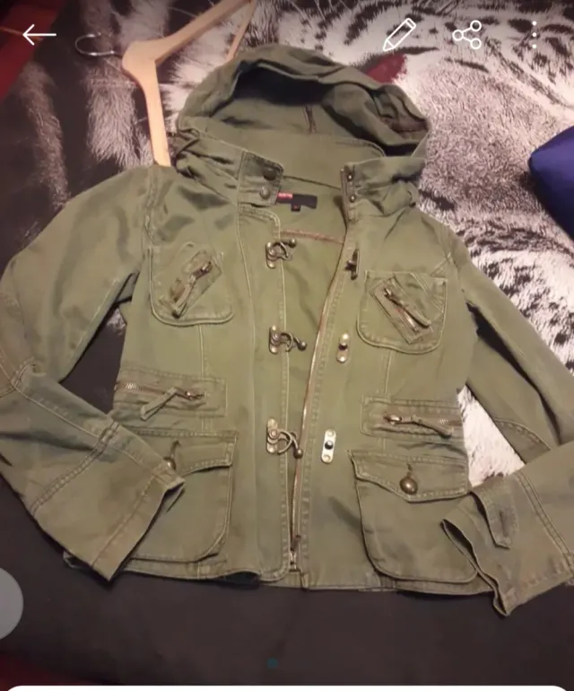 Chaqueta verde militar con capucha