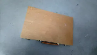 Maletín de madera con asa de cuero