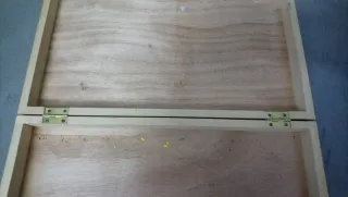 Maletín de madera con asa de cuero