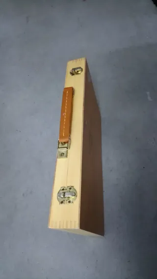 Maletín de madera con asa de cuero