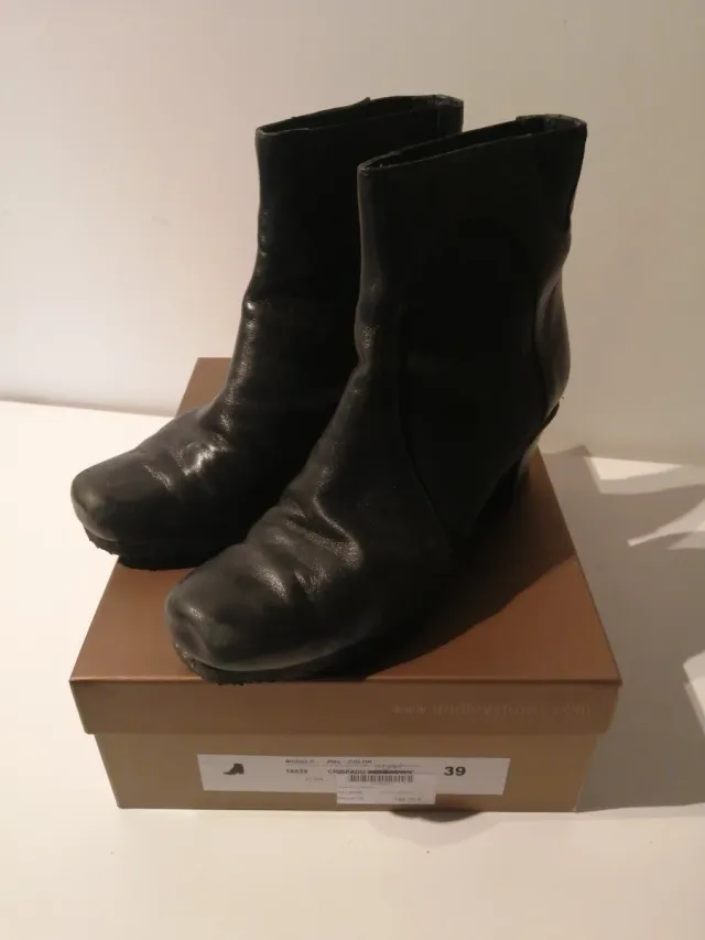 Botines negros de piel marca Audley