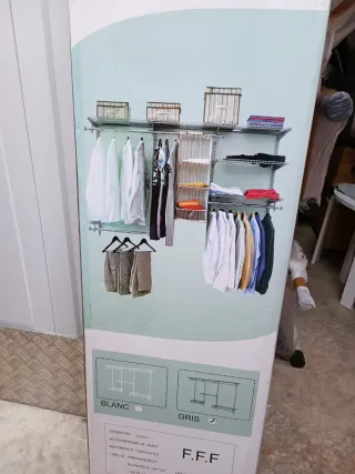 Guardaroba aperto in metallo grigio