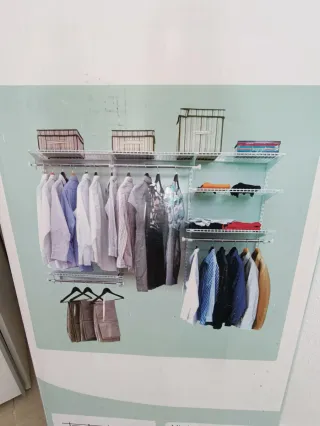 Guardaroba aperto in metallo grigio