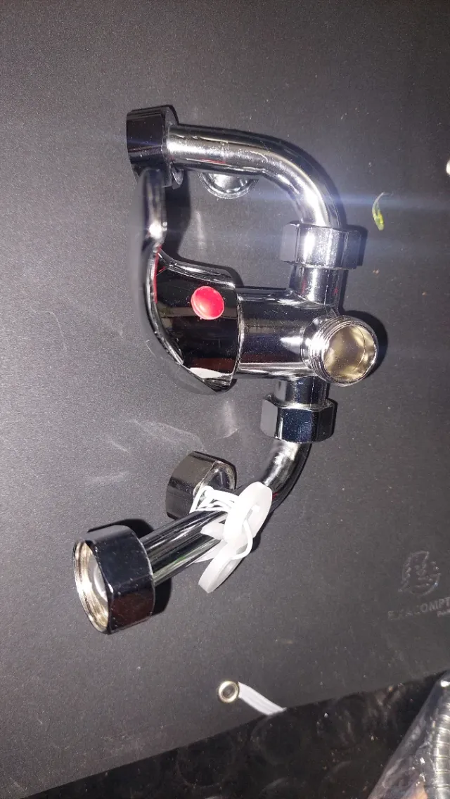 A estrenar Cabezal del agua boquetes pequeños.