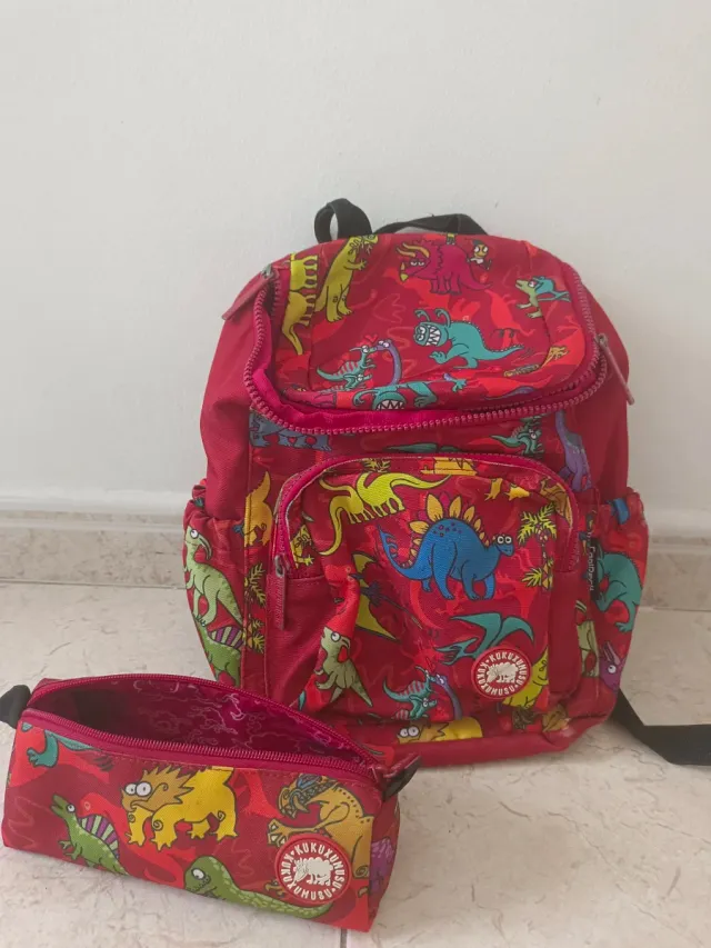Mochila y estuche infantil dinosaurios Kukuxumusu
