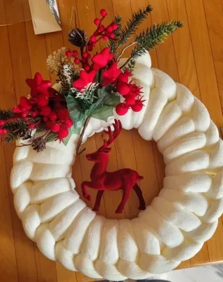 Ghirlanda Natalizia con Renna e Bacche Rosse