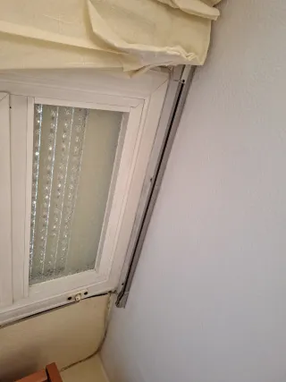 Cortina beige y blanca de tela